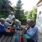 Teraz zajęci są degustacją nalewki. Jest jej tak mało, że trzeba było nalewać do naparstków, aby starczyło dla wszystkich