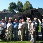 Nasza męska grupa na tle mamutów w Moryniu