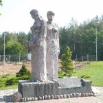 Osinów Dolny - pomnik poświęcony poległym z I Samodzielnej Brygady Moździerzy WP, która  w marcu 1945 roku stoczyła krwawy bój o przyczółek