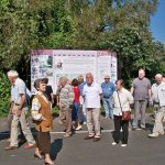 Ci, którzy nie mogli pokonywać wysokiego wzniesienia, na którym stoi pomnik pozostali na dole i zapoznawali sie z opisem walki Mieszka I z margrabią Hodonem