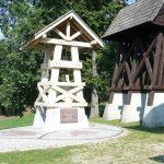 Dzwonnica Sanktuarium w Siekierkach z "Dzwonem pokoju"