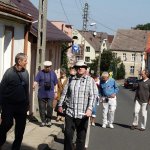 W drodze do wzniesienia z wieżą widokową Staszek Wojniusz i Pan Andrzej Kordylasiński wymieniają poglądy