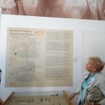 W cedyńskim muzeum Irenka Wojciechowska studiuje tekst opisujący bitwę w 972 roku. Z lewej Krysia Gmitrowicz.