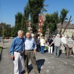 Zbyszek Jurksztowicz i Ludwik Taluniewicz w braterkim uścisku na Rynku w Cedyni