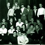 AS01_37B Zespół Akademickiego Teatrzyku Satyrycznego "Skrzat" (1956r). W zespole nasi koledzy: Henryk Krenke i Wiesław Kendelewicz