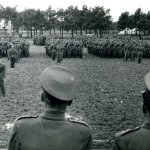 AW01_55 Pogoda deszczowa, my w pododdziałach przygotowani do składania przysięgi wojskowej. Rotę znamy i zastanawiamy się co z niej przemilczeć