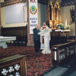 G04_01 Mietek odczytuje długą listę zmarłych profesorów i asystentów oraz kolegów