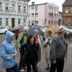 Rozkładamy parasole, nakładamy kaptury i idziemy zwiedzać miasto.