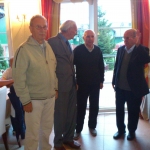 Panowie: Kazik, Janek, Andrzej, Romek wolą dyskutować na stojąco.
